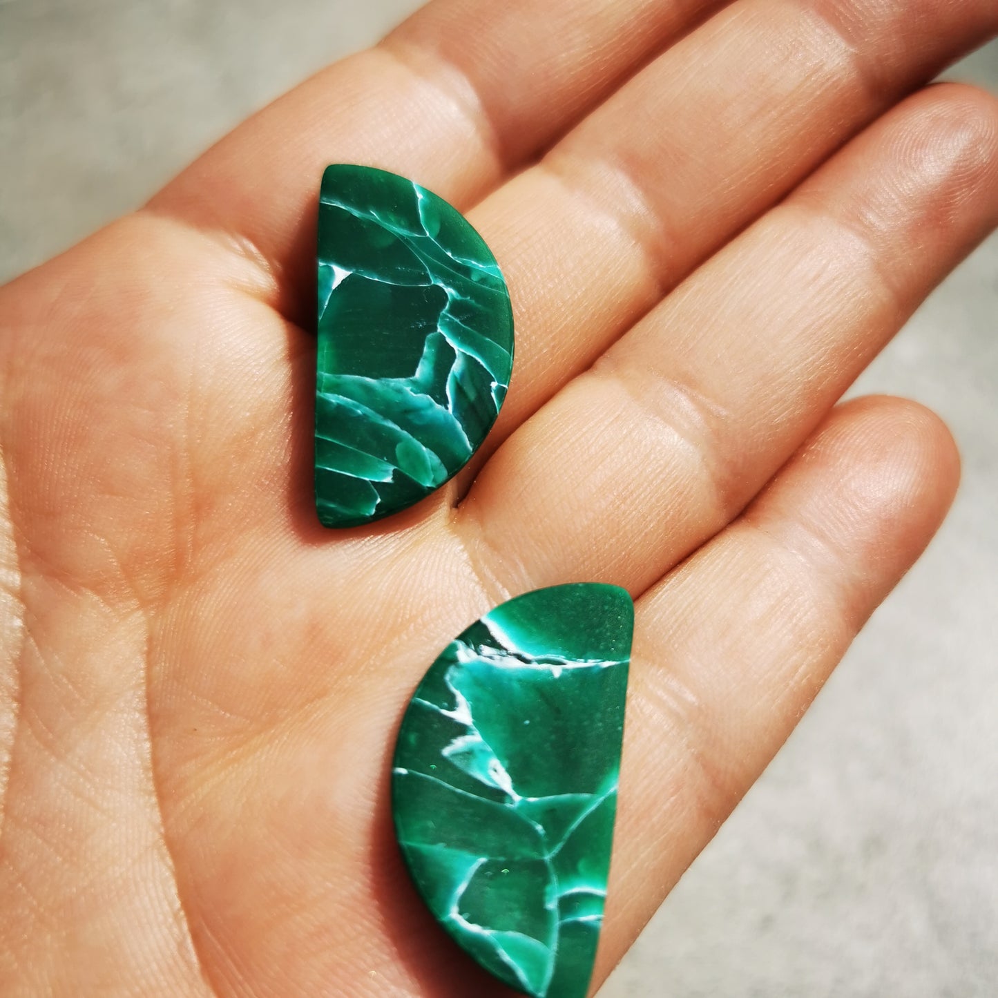 Emerald half maxistud.