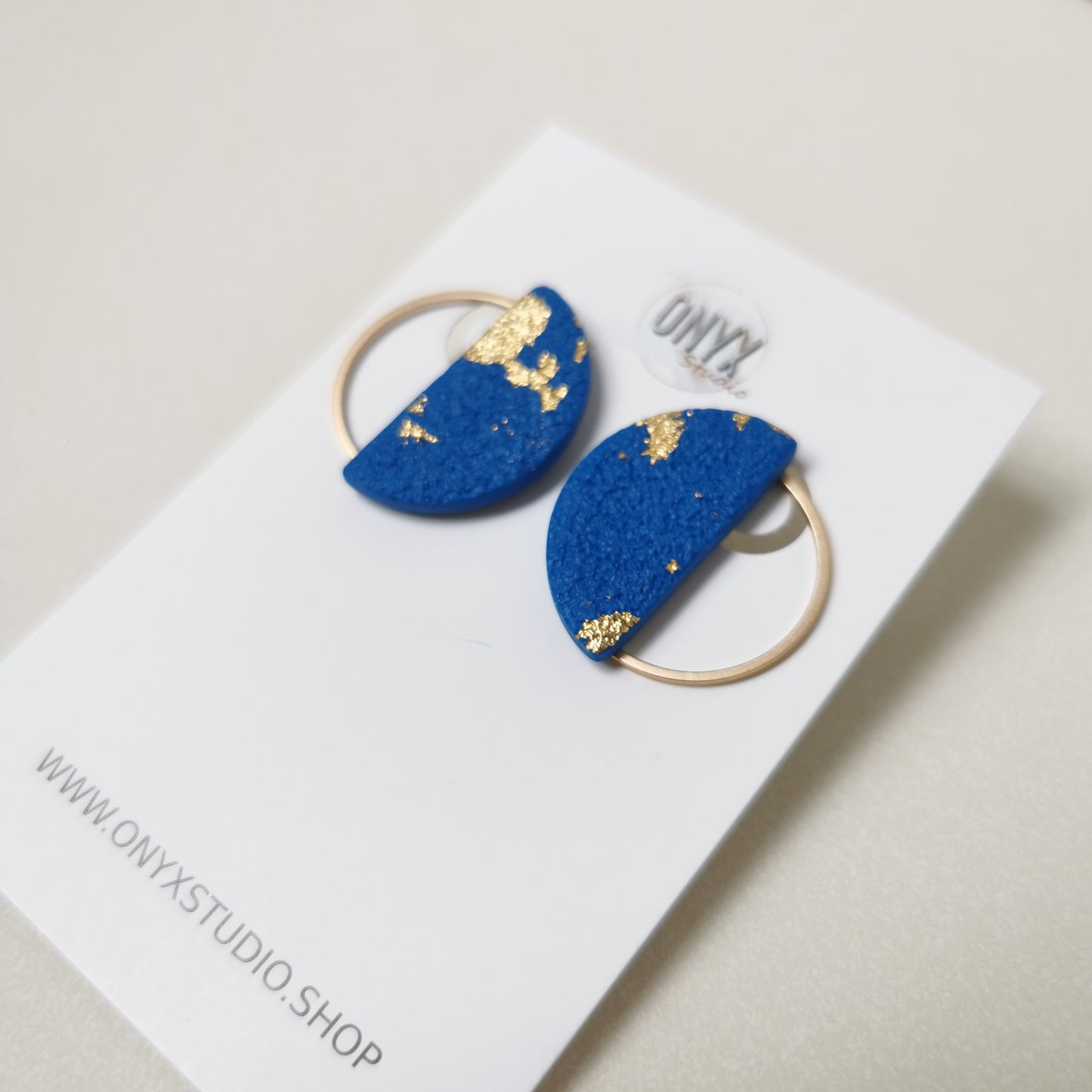 Peekaboo maxistud in royal blue met goud.