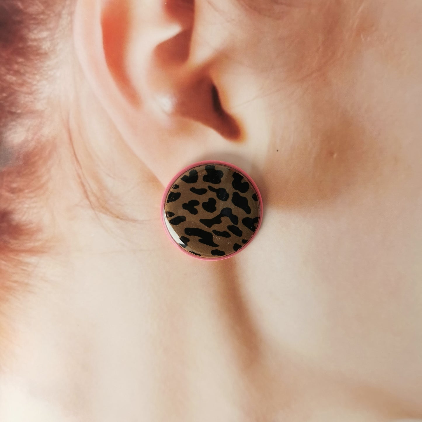 Lined leopard stud.