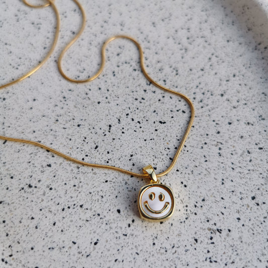 Mother of pearl Smiley ketting