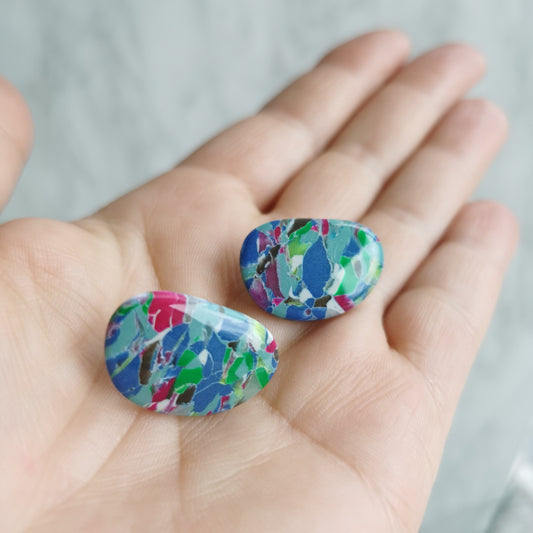 Multicolour pebble stud.