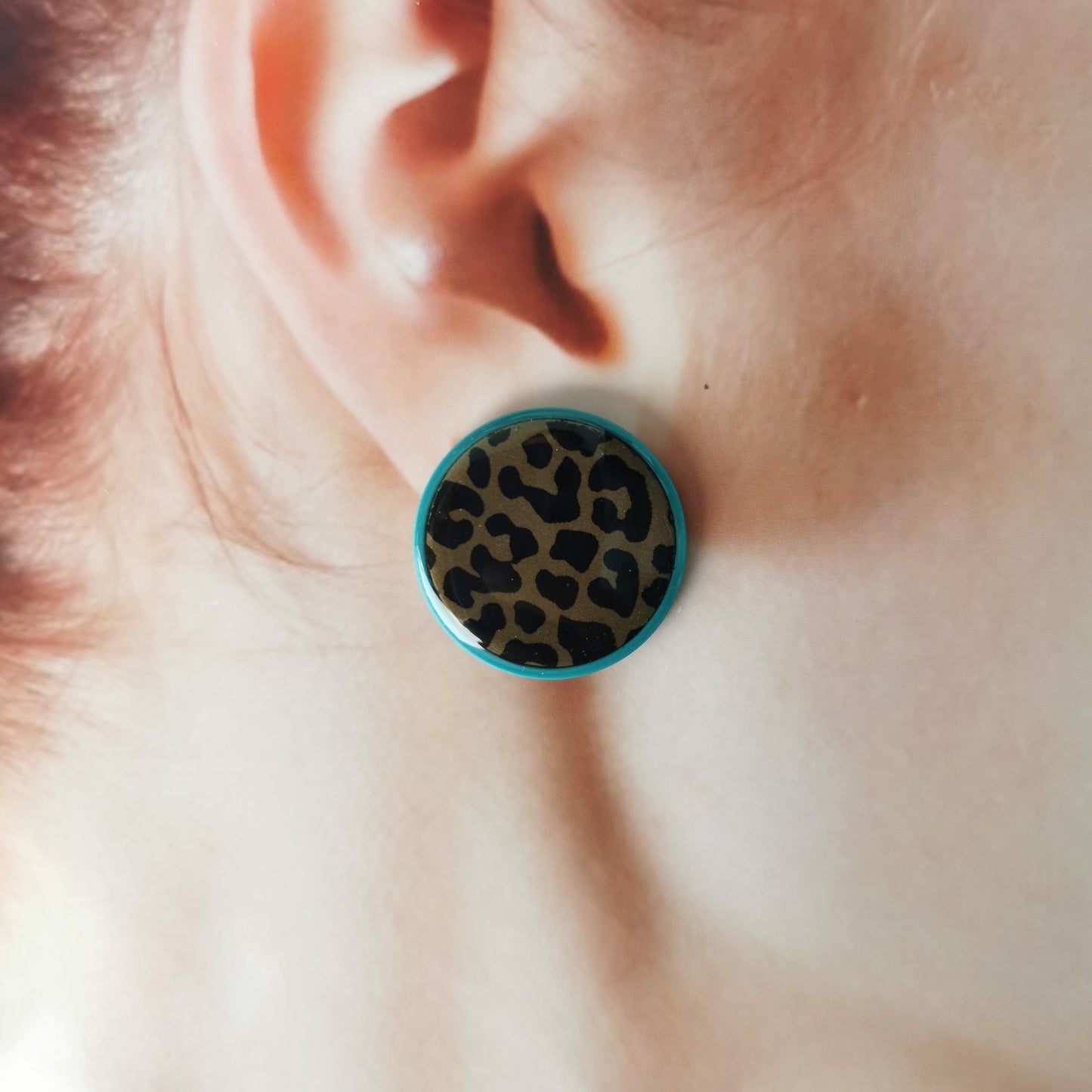 Lined leopard stud.