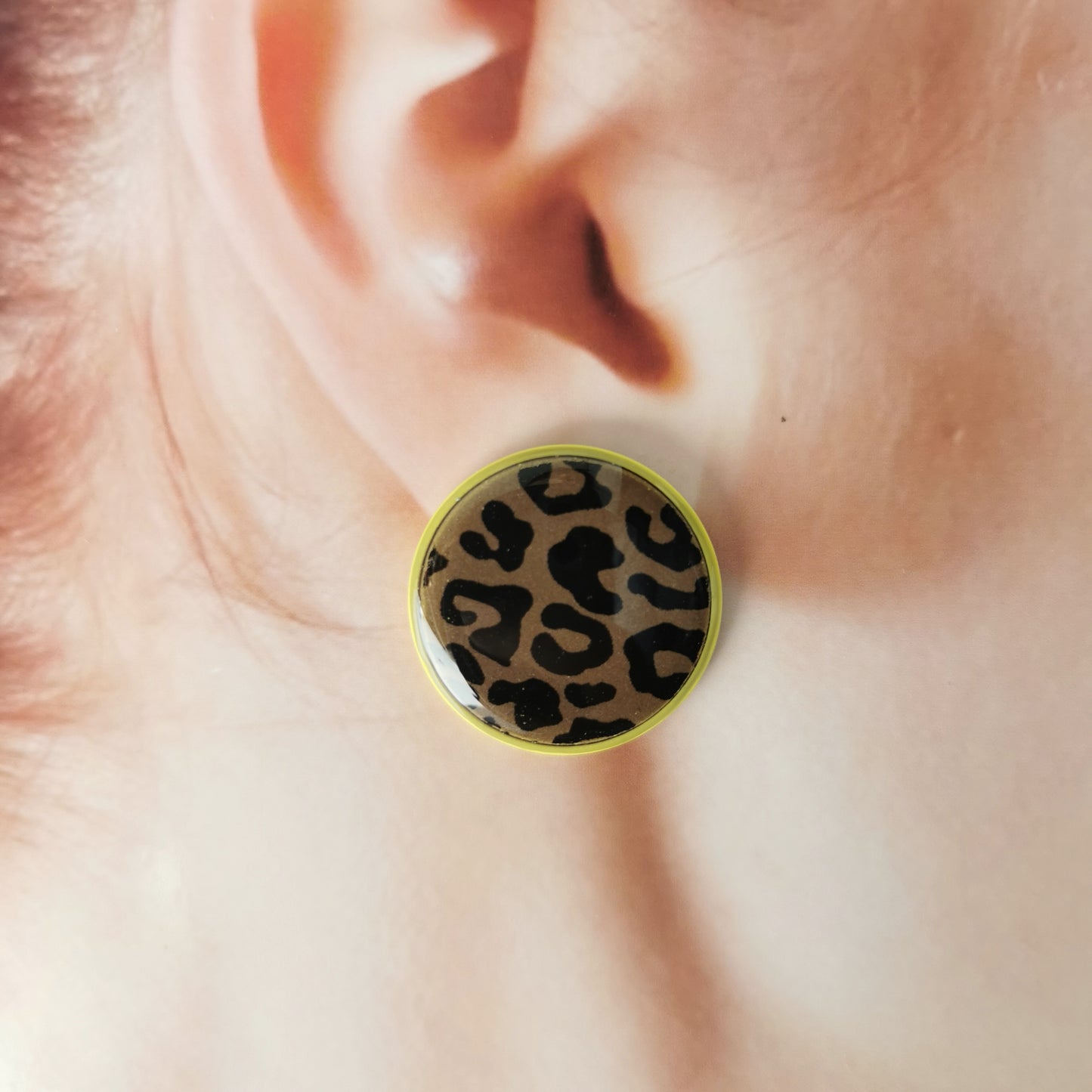 Lined leopard stud.