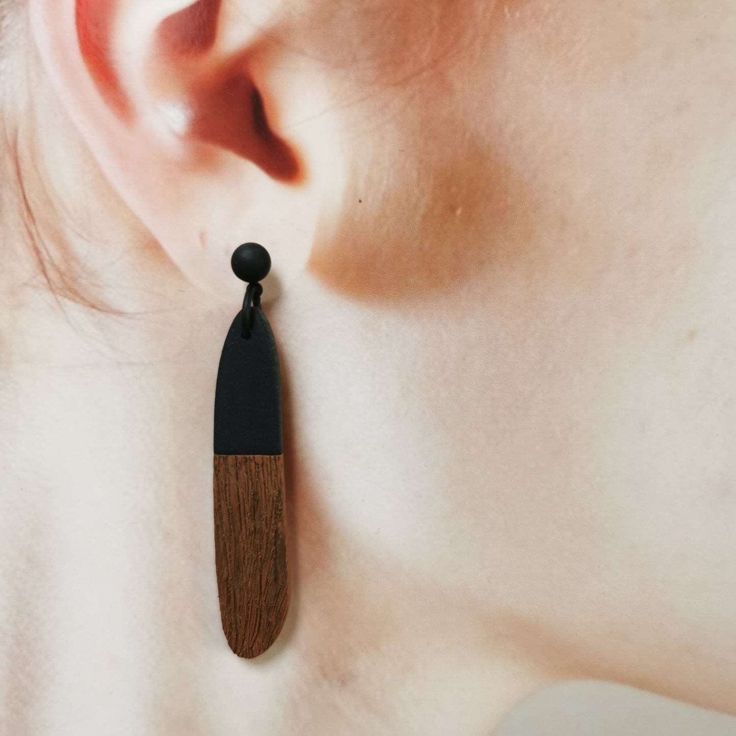 Faux wood dangle oorbel.