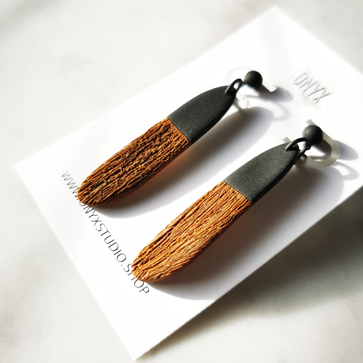 Faux wood dangle oorbel.