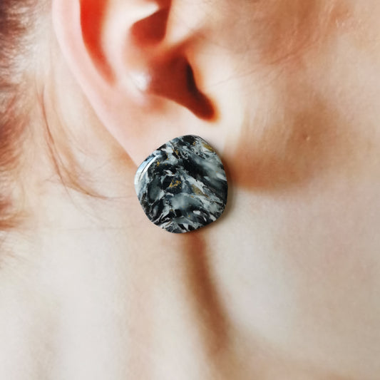 Granit organic stud earring.