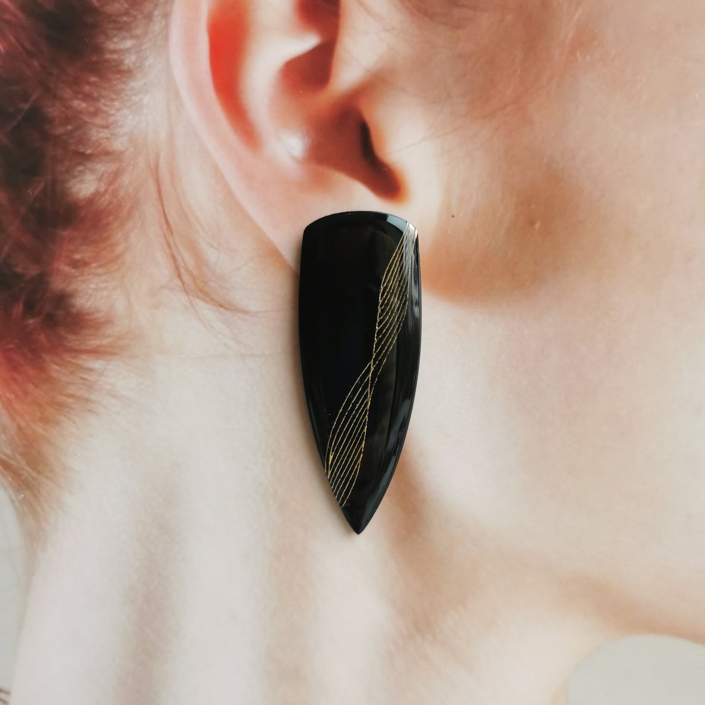 Dagger stud earring black and gold